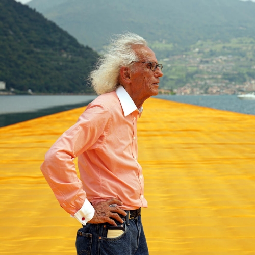 An image of the artist Christo in profile