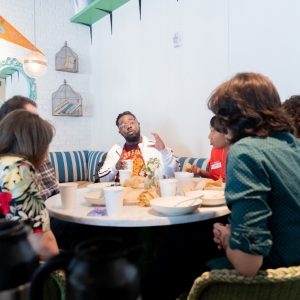 Students sit around a brunch table and meet with alum Darnell Brown BFA ’10 (WFTV).