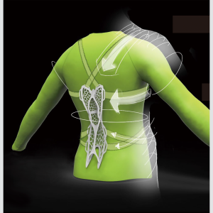 A 3D rendering of a human back (from shoulders to bottom of torso) with its arms extended, in a green garment with straps crossing the shoulders and upper chest. The straps appear to support an object resting in the center of the model's back. Arrows and directional lines wrap around the figure's arms and chest.