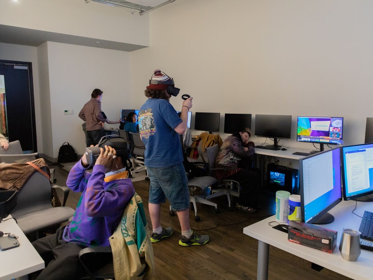 Students use VR equipment in the class Artmaking in VR.