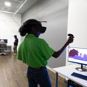 A student uses VR equipment in the class Artmaking in VR.